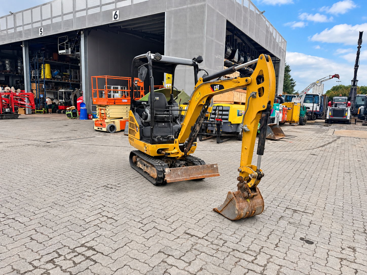 Mini escavatore CAT nel deposito industriale