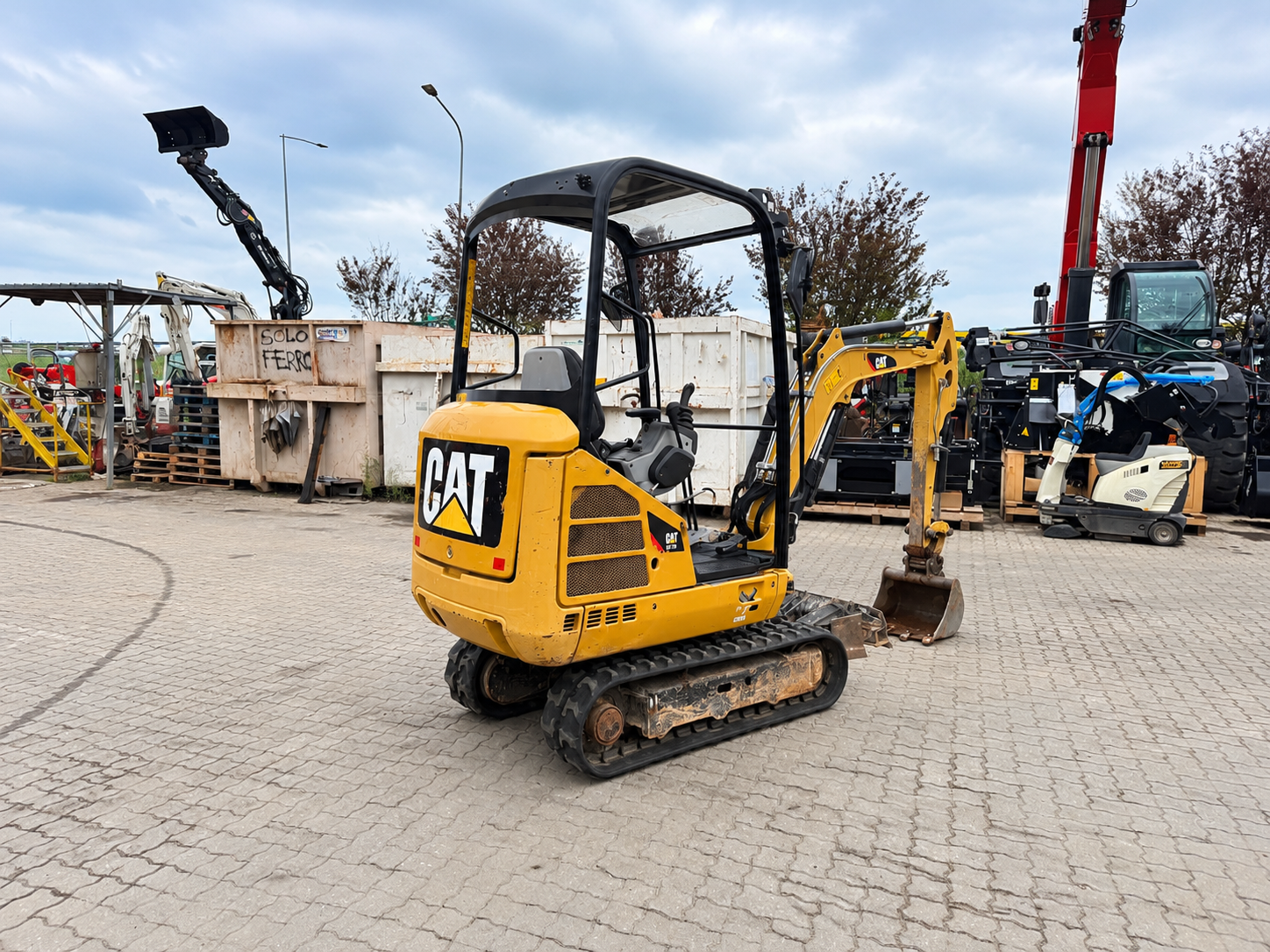 Mini escavatore CAT nel piazzale industriale